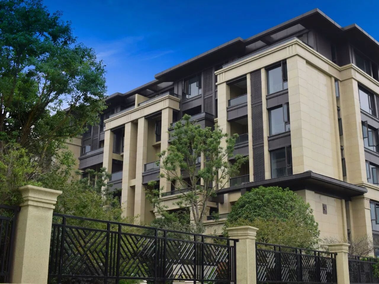 还有6 1层的石制洋房!