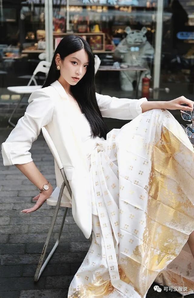 最近火了一种穿法叫“上面西装，下面马面裙”，时髦又高级