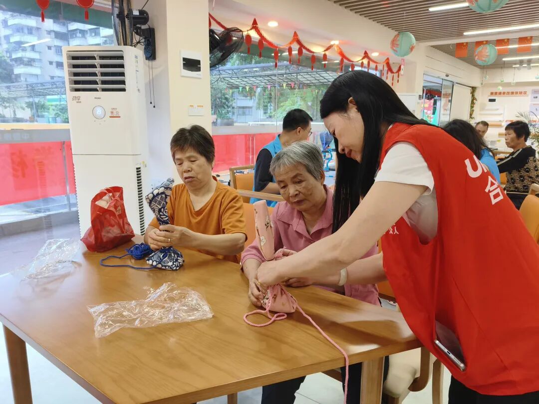 老人们在百花社区居家养老服务中心制作艾草锤。肇庆市融媒体中心 戴福钿 摄