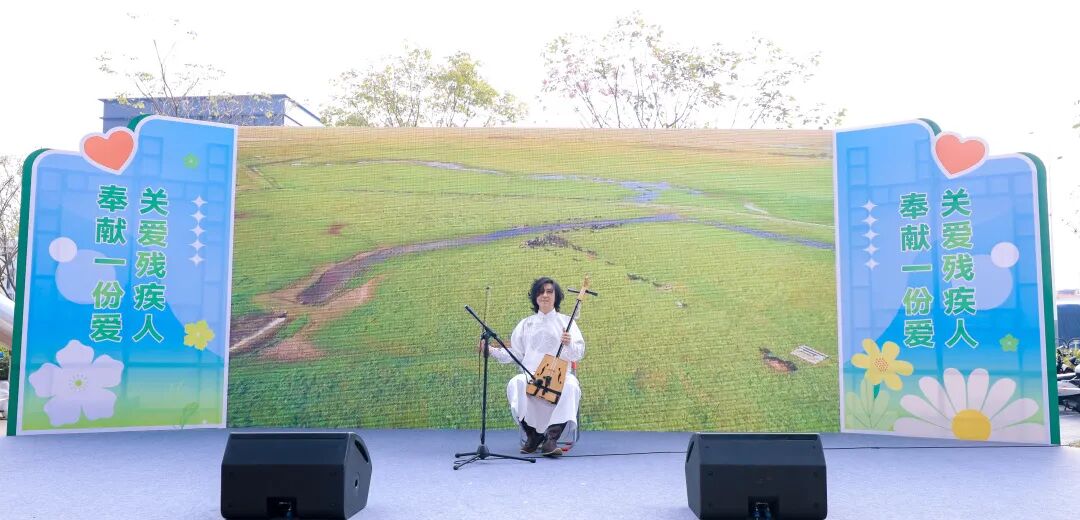 图：非遗传承人席秀全马头琴和呼麦表演