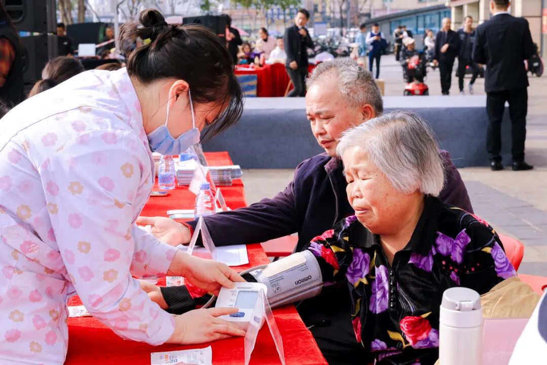 图：深圳颐爱医院专家义诊服务区