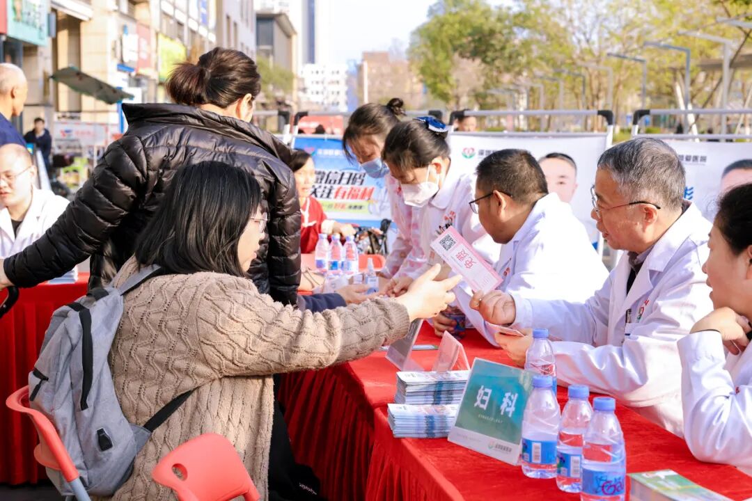 图：深圳颐爱医院专家义诊服务区