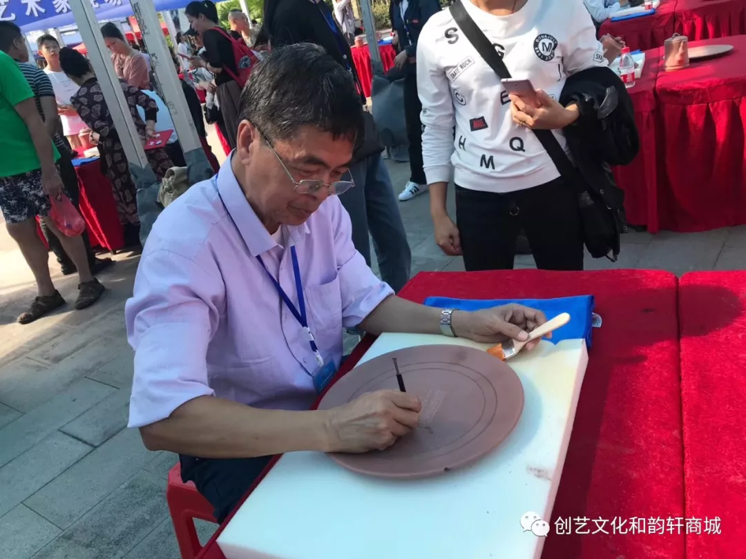 第二届钦州坭兴陶文化艺术节暨百名艺术家现场刻画坭兴陶系列活动 第二届钦州坭兴陶文化艺术节暨百名艺术家现场刻画坭兴陶系列活动