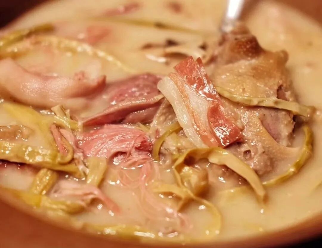 先吃鸭肉,火腿和笋干的咸鲜在肉里若隐若现,回味无穷.