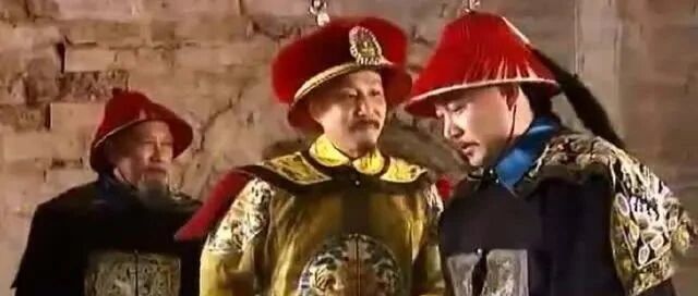 康熙将他连贬三级，他笑着回家对儿子偷偷说了8个字，结果字字应验！