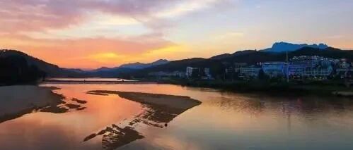 中唐诗人的一首边塞诗，只有20个字，后人评价：有盛唐之音