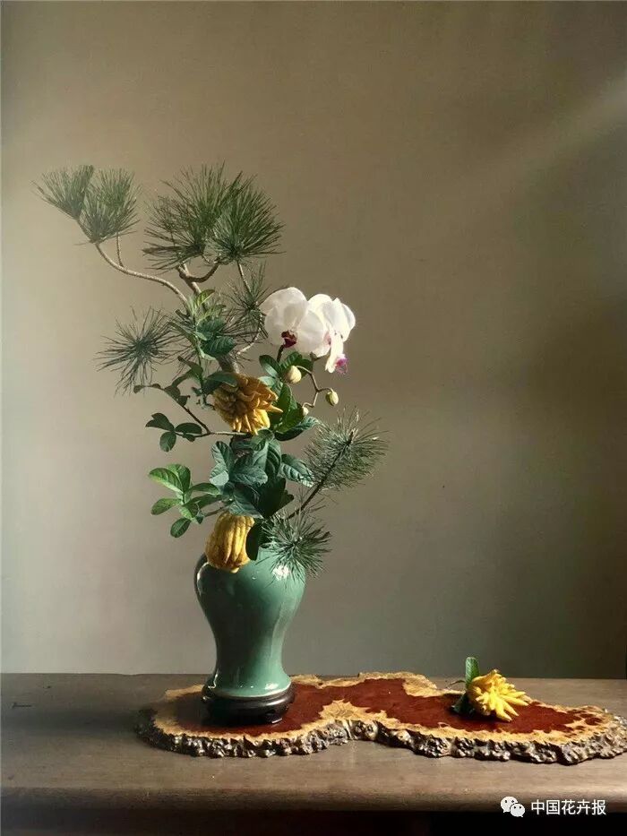  立秋之際 插花與瓷器更配哦！