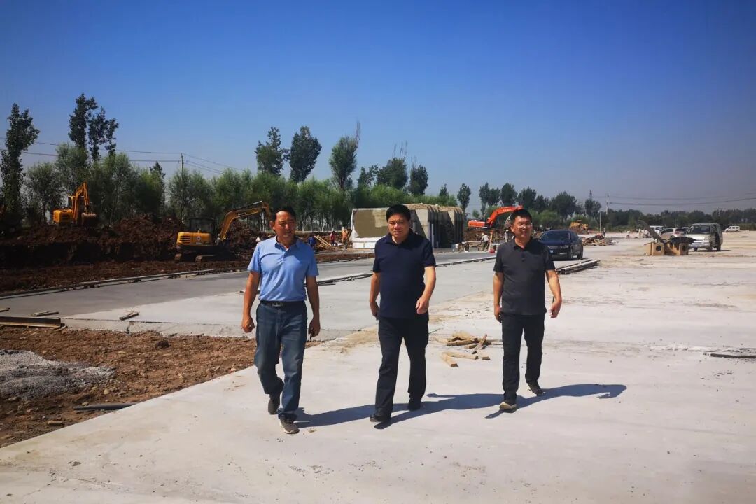 8月27日,副县长赵四顺赴孟封小学停车场,孟封汽车站停车场,桃花营村南