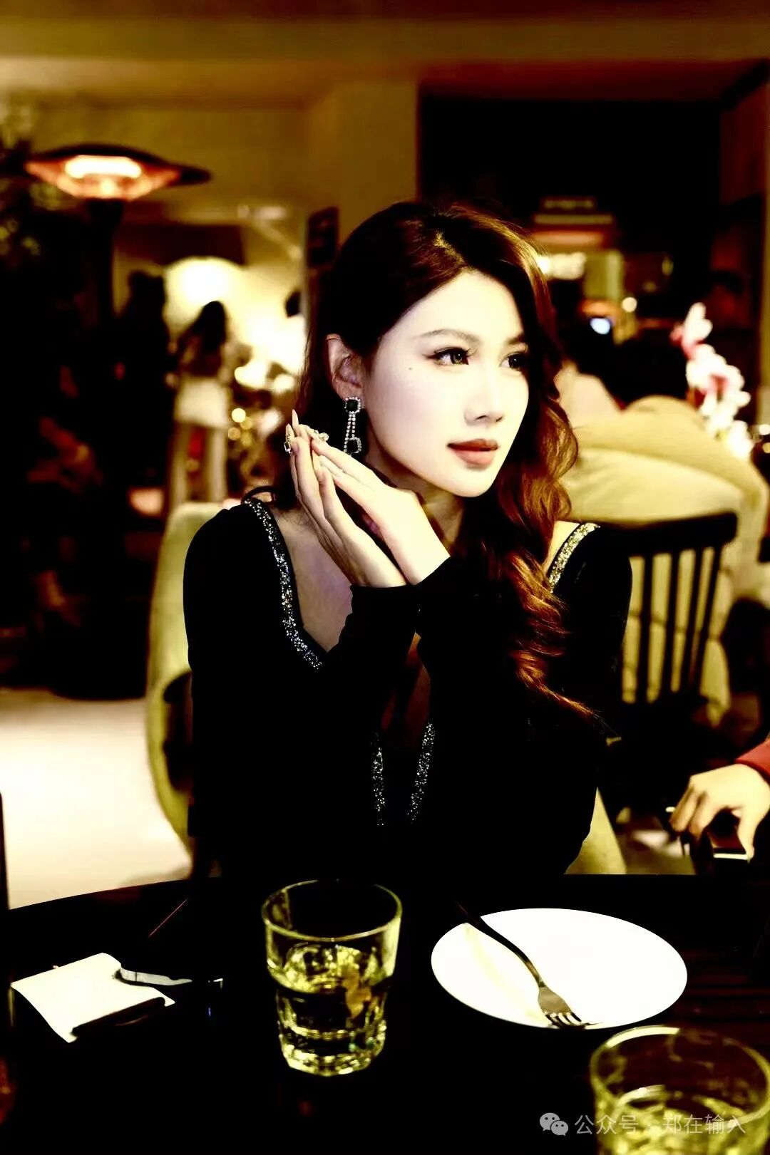 张福记里福禧包间里喧腾咸湿的气氛让坐东的柳大头都忘了大包间额外多