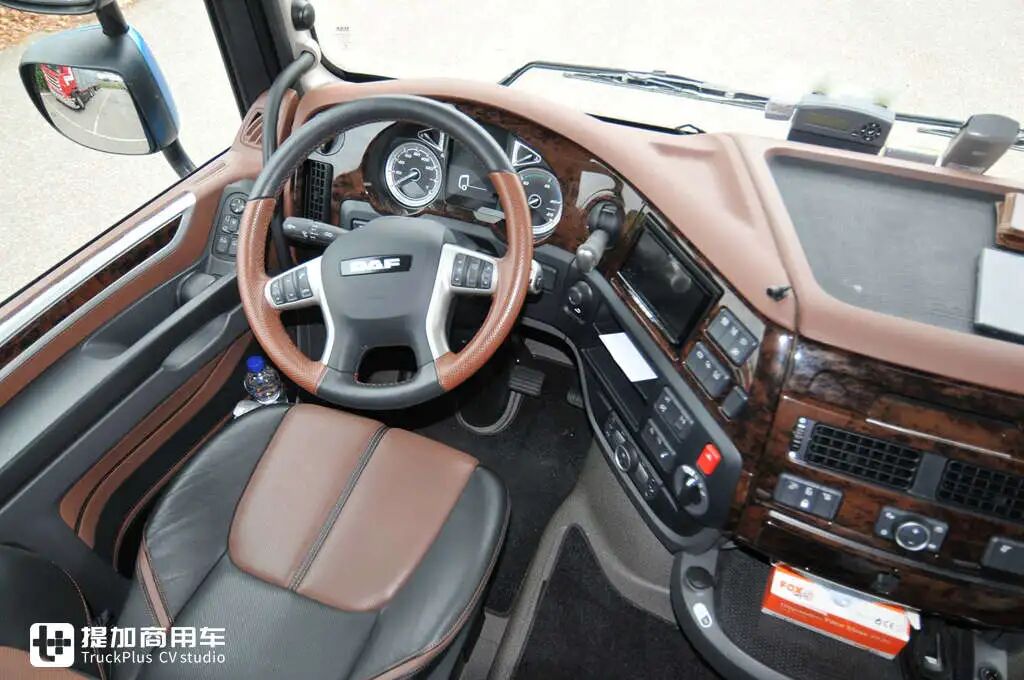 两节车厢最长达32米,荷兰正流行,带您见识一款特别的达夫xf牵引车(er