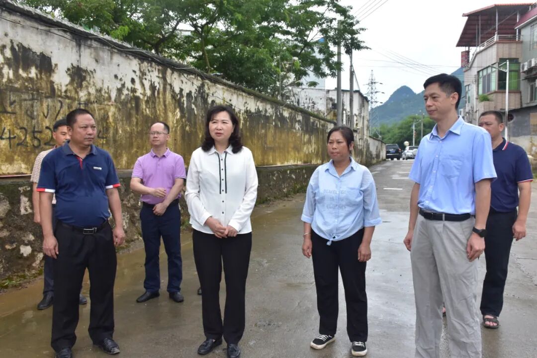 县委常委,县委办主任曹贝宁,县水利局局长甘志科,青莲镇党委书记曹志