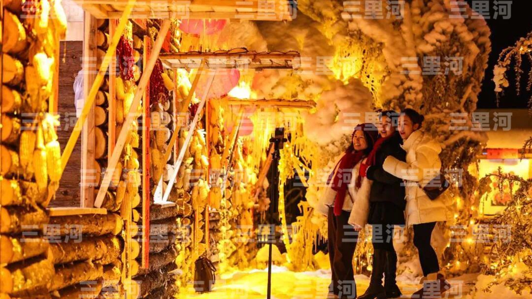 资料图：游客在贵州省六盘水市钟山区“南国雪乡”项目内自拍。