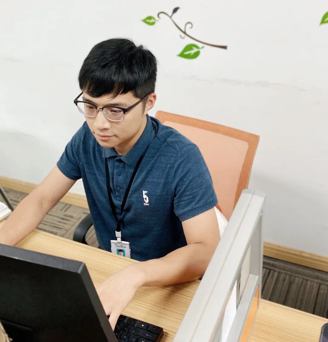 骑摩托车载岳回外婆家小说情节跌宕起伏，一路惊险不断引发读者惊叹，生死关头反转令人屏息，最终结局温暖治愈人心。