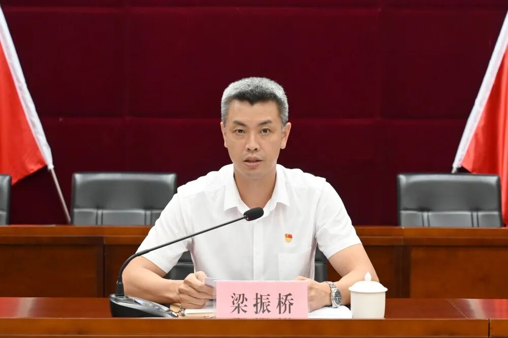 会上,镇委副书记,镇长(人选)赵伟明传达新会区第十四次党代会精神.