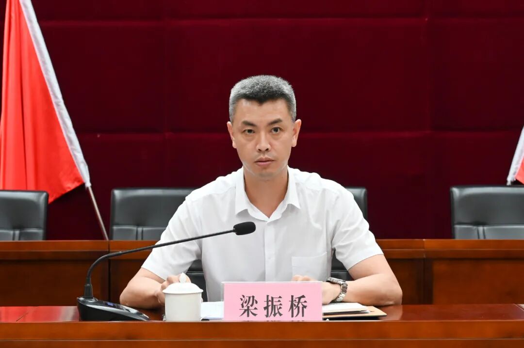 会上,镇委副书记谭俊仪传达了省,市,区有关文件精神,并就《关于在三江