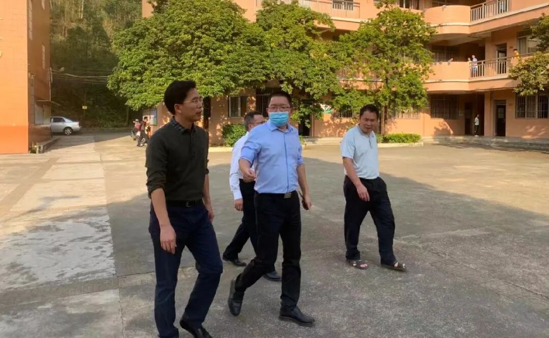 黄明亮先后实地检查了墟镇主干道,中心市场,学校等地的创文工作情况
