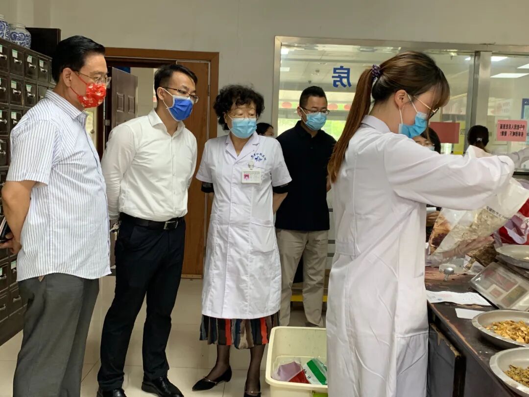 朱婉华院长向糜局长介绍我院医院制剂.