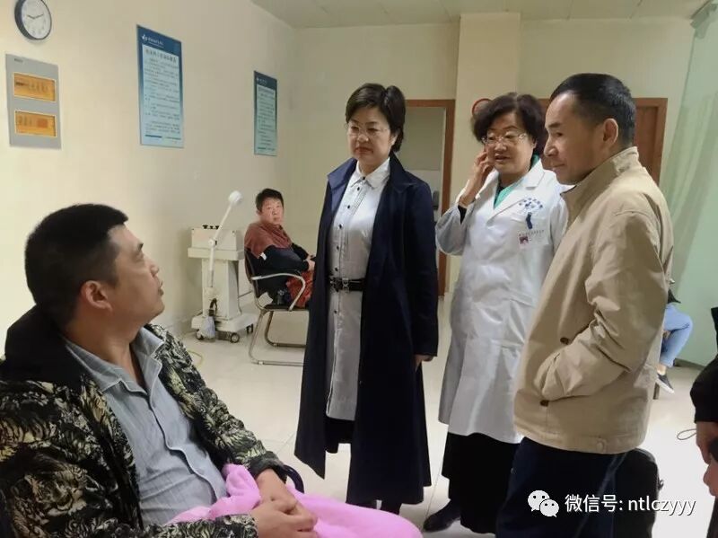 在院长朱婉华等院领导的陪同下,陈主任等一行首先视察了我院门诊部