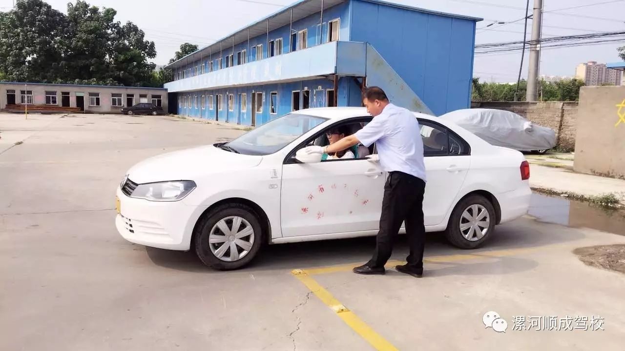 為什麼側方停車車身出線?