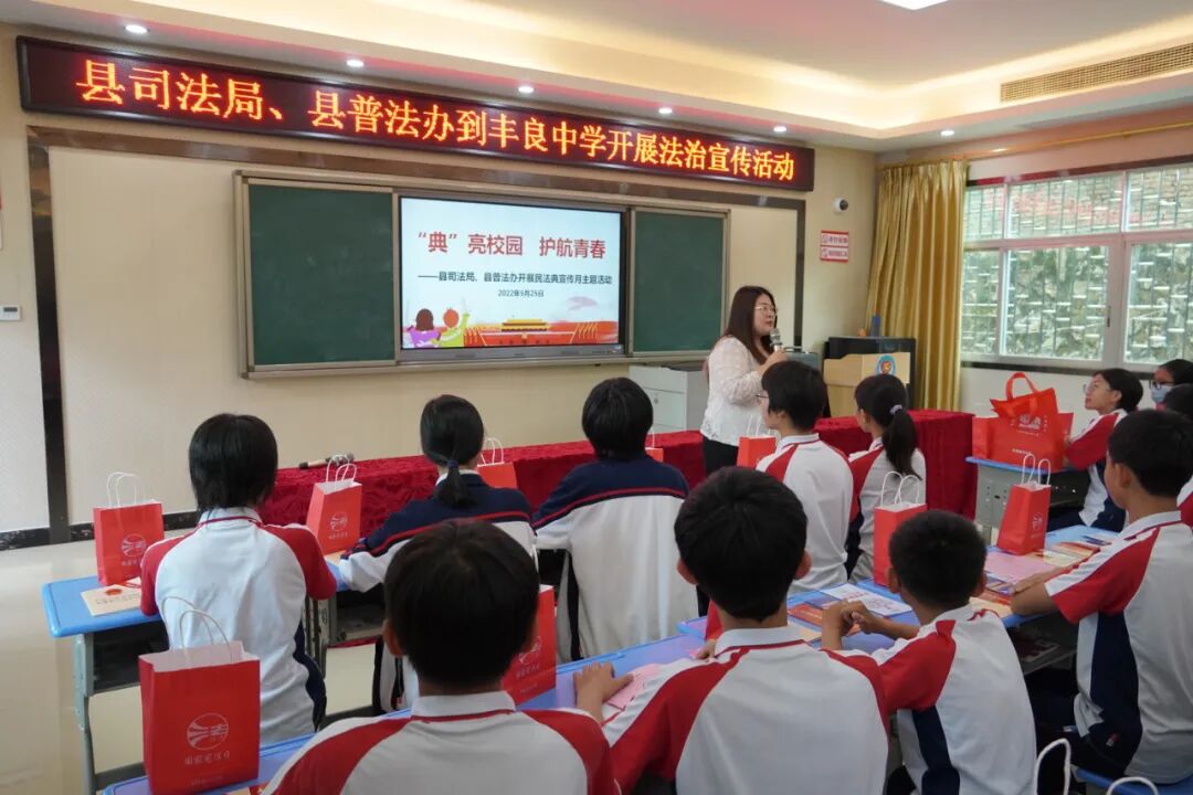教育宣传手册等普法宣传资料并进行讲解，再次掀起学生的“学法热潮”。