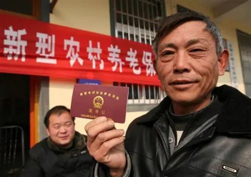 为什么职工养老保险涨得快,农村养老金却涨得慢?