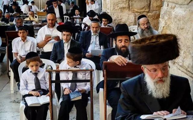 李嘉诚：两个故事告诉你穷人和富人区别