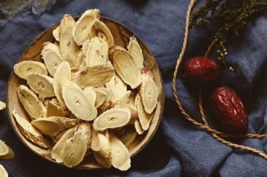 常喝黄芪汤，防病保健康！黄芪的10大妙用，你要知道...