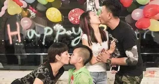 亲姐弟嘴对嘴喂食、掀衣服亲肚脐、同床共枕...却声称是因为爱？？（组图） - 57
