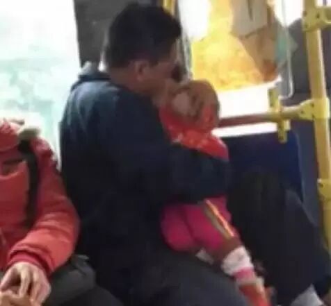 亲姐弟嘴对嘴喂食、掀衣服亲肚脐、同床共枕...却声称是因为爱？？（组图） - 56