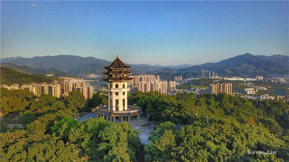 距龙岩市区城东2公里的翠屏山麓,有一处喀斯特溶洞,此洞因岩纹似龙而