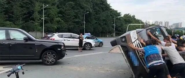 “长安面包车撞劳斯莱斯库里南事故”后续，警方回应了，网友：车标找到了吗？