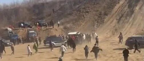 冲坡失败！越野车翻下网红坡，致一人死亡