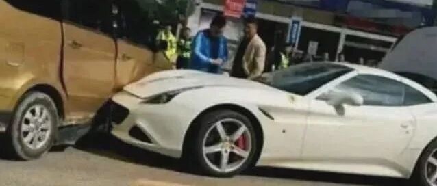 广东五菱撞上法拉利，五菱车主淡定点烟：看我车尾再说话