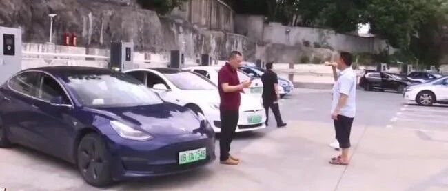 深圳特斯拉车主因拉不开车门，被困车内险窒息