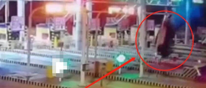 女司机驾驶奥迪撞上隔离带，腾空飞起，车上4人受轻伤，网友评论亮了