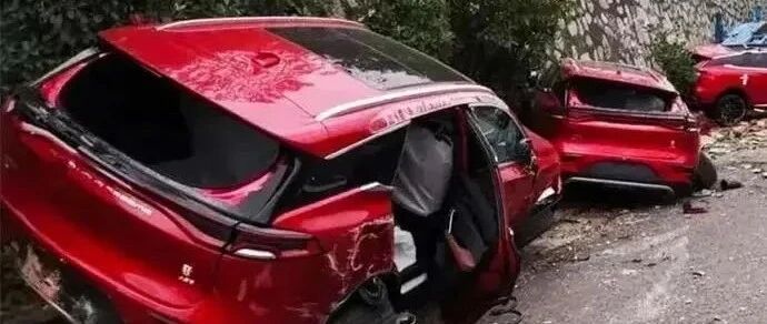 售价25万以上，10几台比亚迪唐新车摔得稀烂，网友：运损车卖吗？