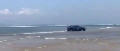不要命了？百万豪车开进海边被潮水吞没，原因令人无语…