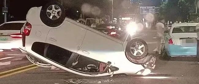 东莞一飞度猛撞劳斯莱斯！车身180°翻转，玻璃碎一地…