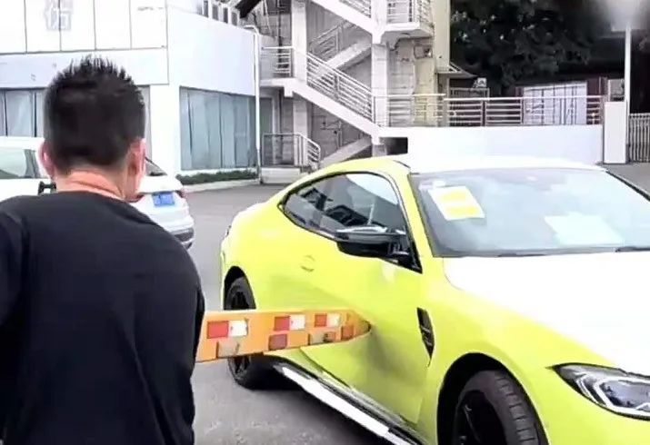 花100万国内首提的宝马M4，车门被毁，拿来炒菜！