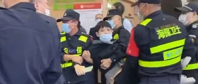 广州车展首日小鹏展台遭维权，车主被“抬四肢”拖走！官方回应