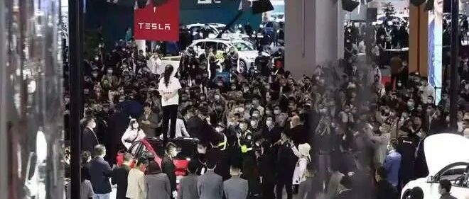 “车顶维权”女车主诉特斯拉案开庭：双方激辩6小时