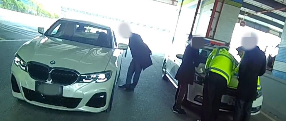 宝马高速“起飞”飙到195km/h！原因绝了…