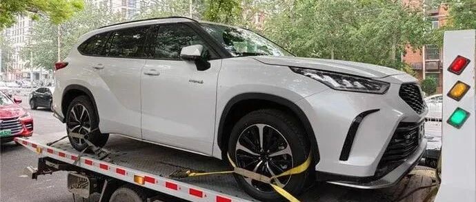 一汽丰田皇冠陆放即将到店，疑似价格配置表曝光，比汉兰达香？