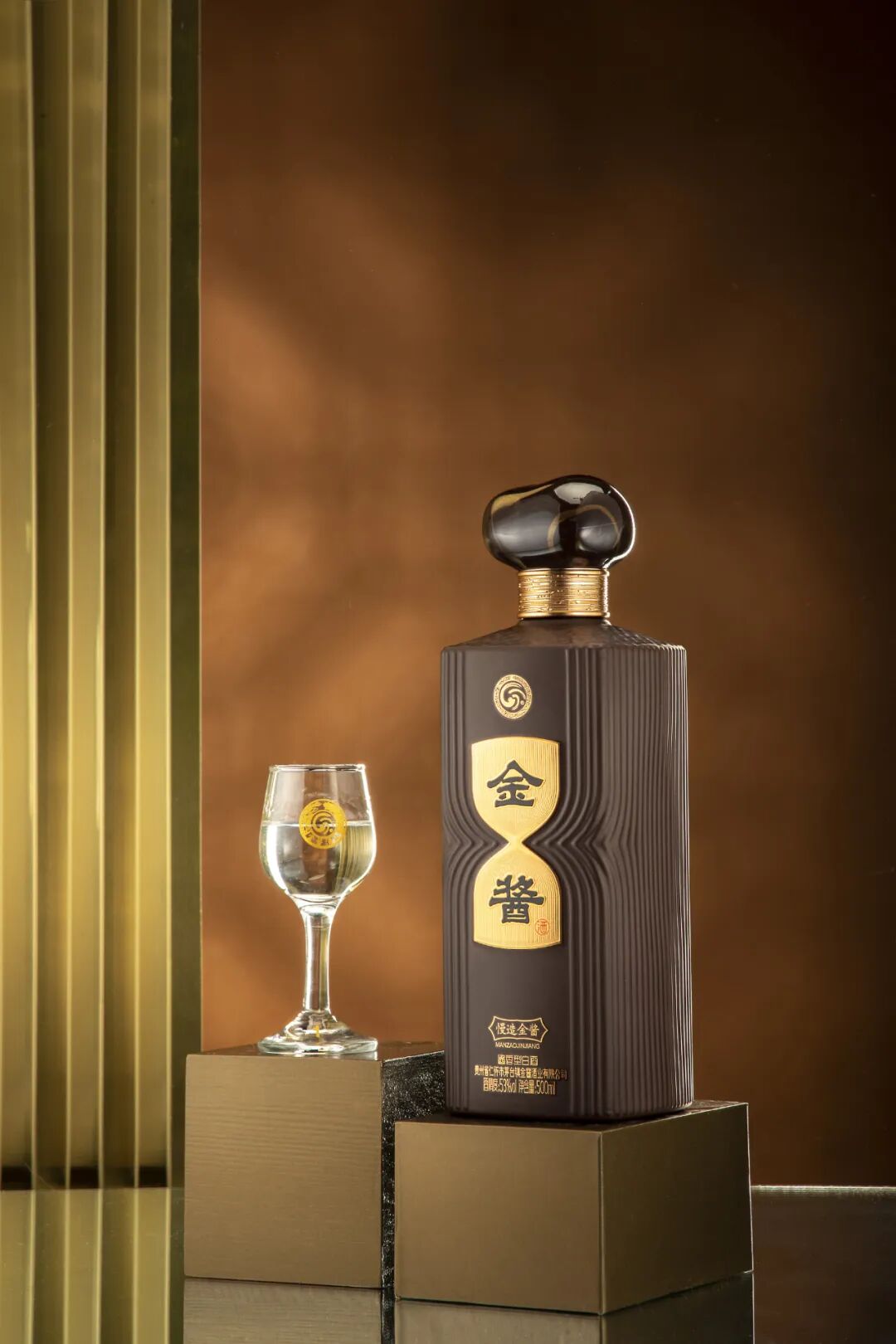 金色与黑色的完美搭配,更显沉稳大气代表了金酱汪家