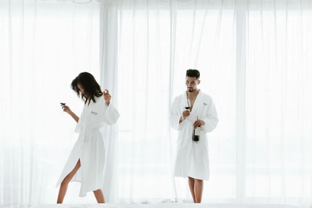 穿上浴袍凹造型，这样的婚纱照有点“潮”