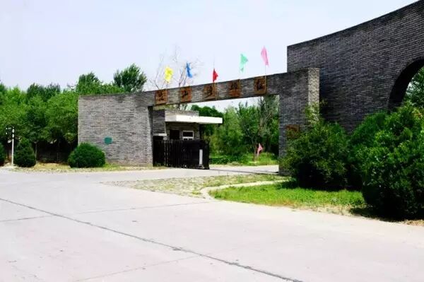 红柳湾山庄位于银川市西夏区镇北堡镇昊苑村,地理位置优越,位于宁夏