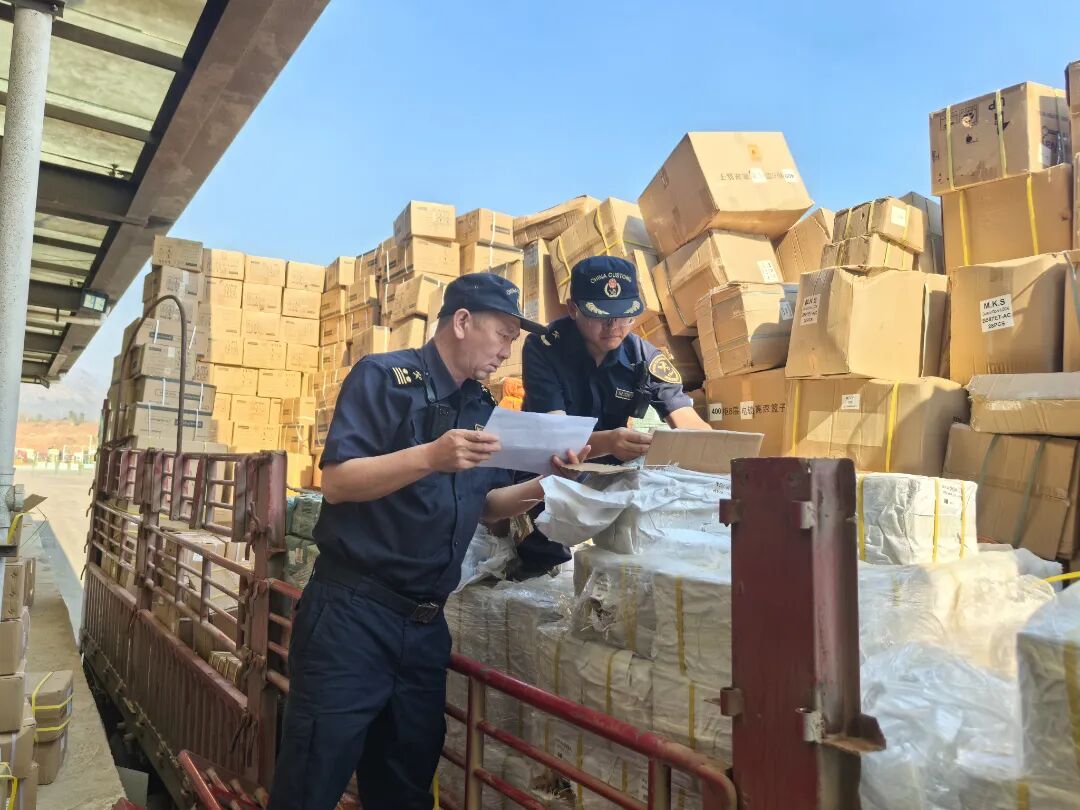 海关关员在孟定清水河口岸查验出口百货  王驭 摄.jpg