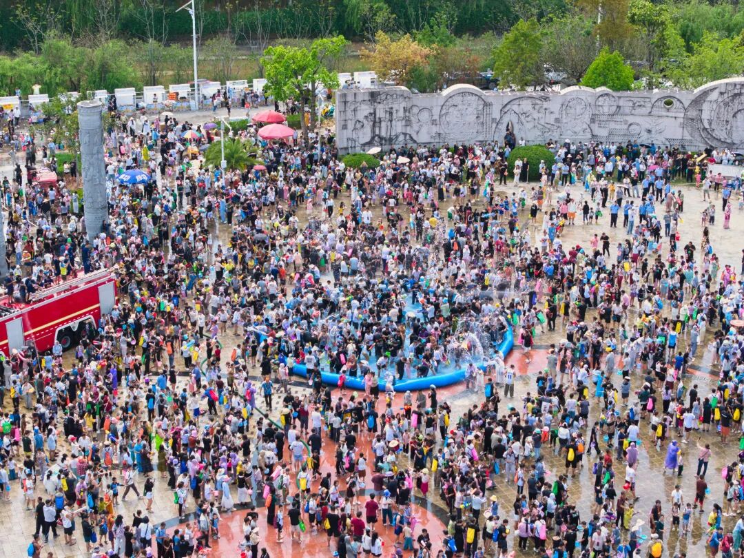 图片说明：临翔区泼水节现场人头攒动 （2026年4月12日 赵国威摄）.jpg