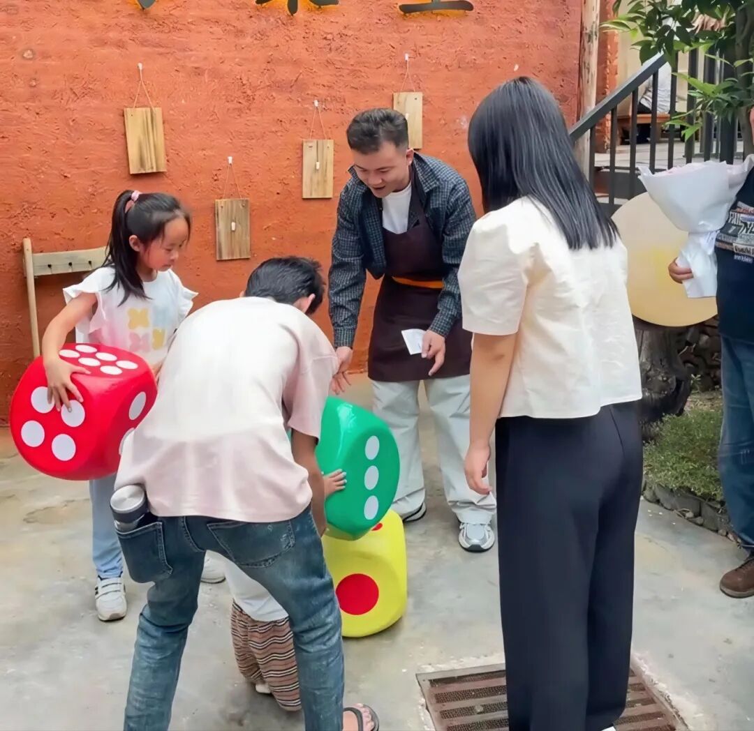 黎子与客人做游戏.jpg