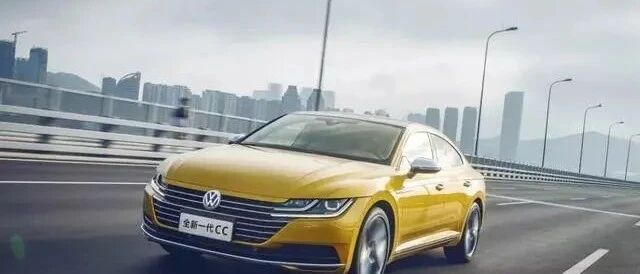 2021款大众CC曝光，前脸增贯穿灯带，内饰不与迈腾套娃